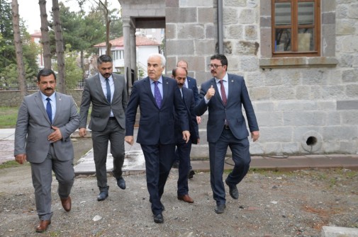 26. Dönem AK Parti Ankara Milletvekili Sn. Nevzat CEYLAN, Belediye Başkanımız Sn. Dr. Duhan KALKAN'a makamında ziyaret etti