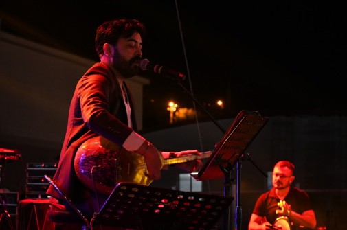 13. Uluslararası Kalecik Karası Üzüm Festivali'nde usta sanatçı Eren Özdemir en sevilen parçalarını seslendirdi.